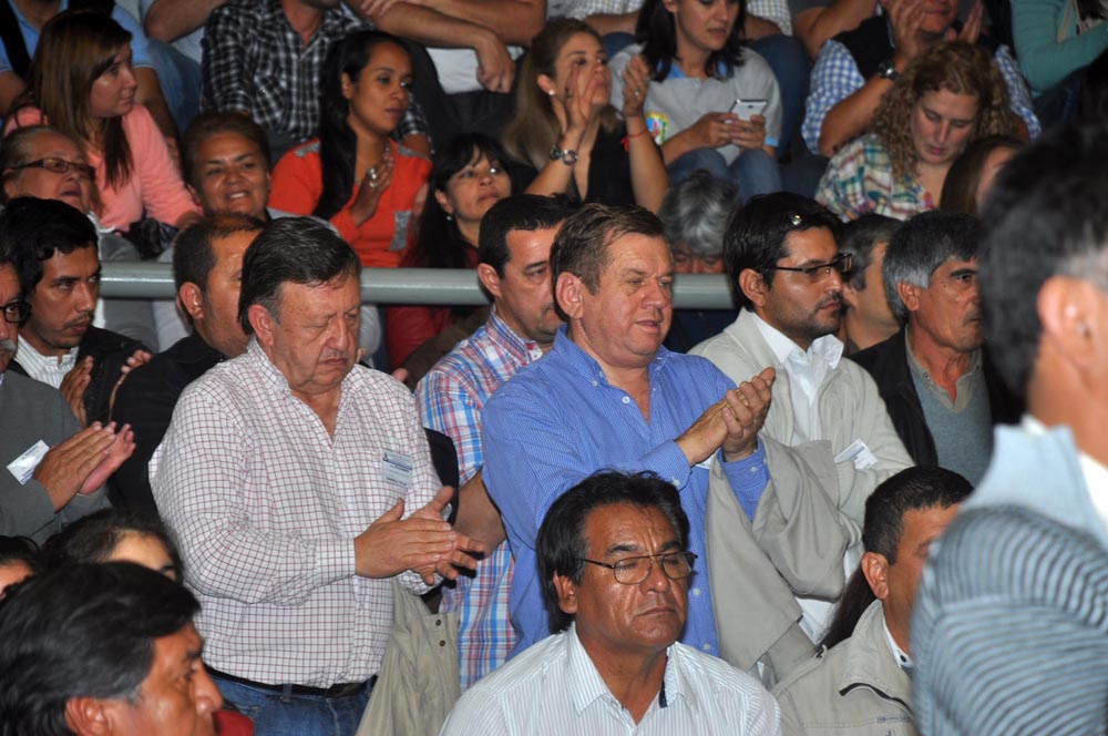 La bulliciosa alegría de la AFUS y «las caras largas» del resto de los congresales, en fotos