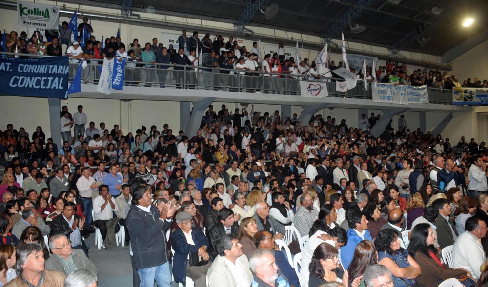 La bulliciosa alegría de la AFUS y «las caras largas» del resto de los congresales, en fotos