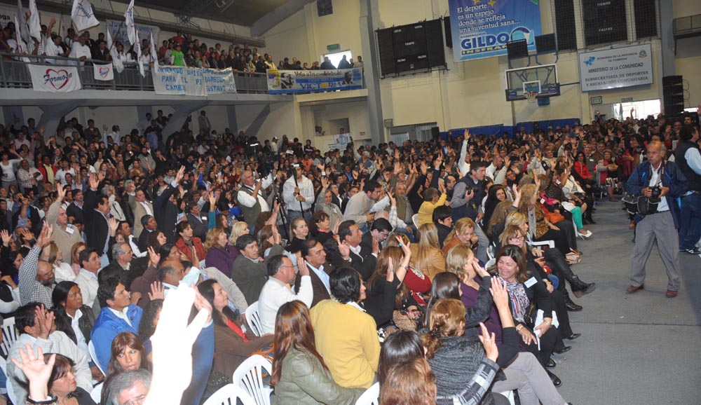 La bulliciosa alegría de la AFUS y «las caras largas» del resto de los congresales, en fotos