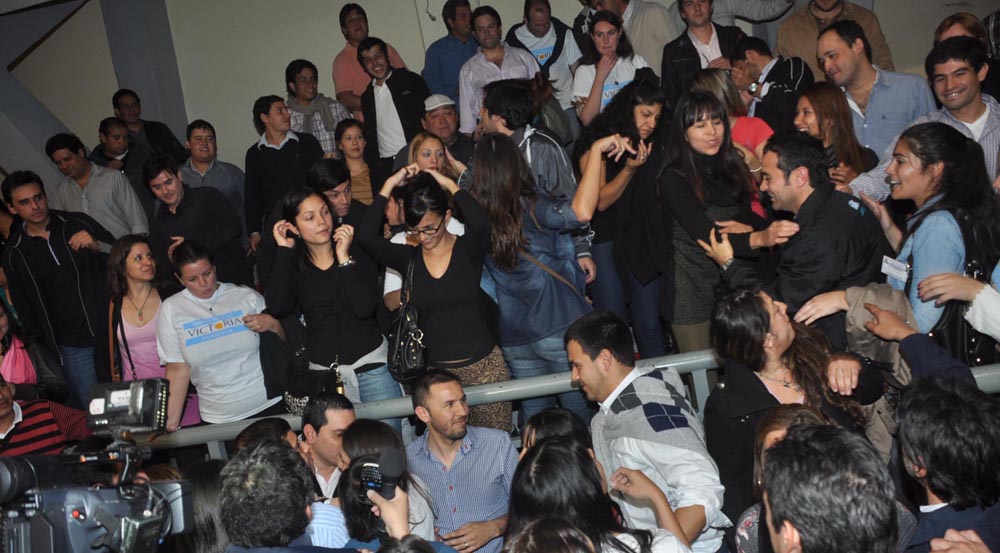 La bulliciosa alegría de la AFUS y «las caras largas» del resto de los congresales, en fotos