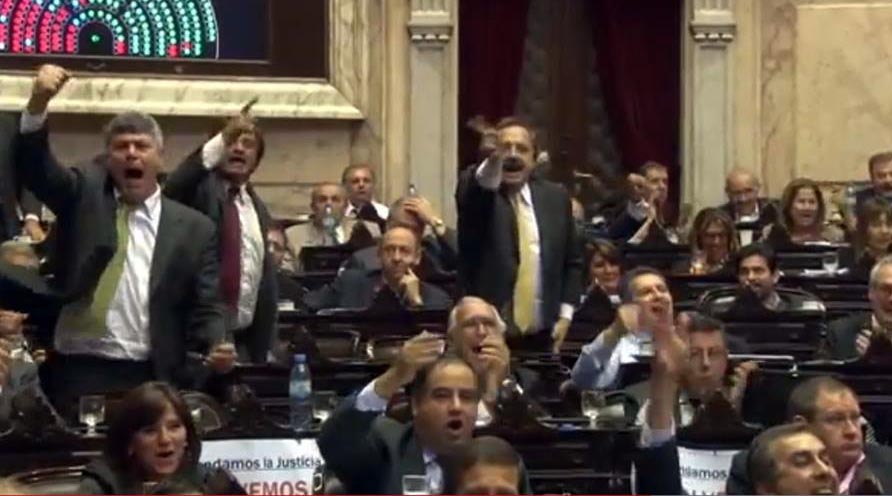 Expresivo. Buryaile en Diputados.