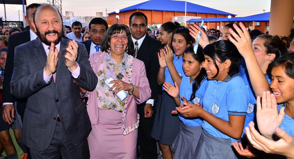 El gobernador inauguró otra escuela en la capital.