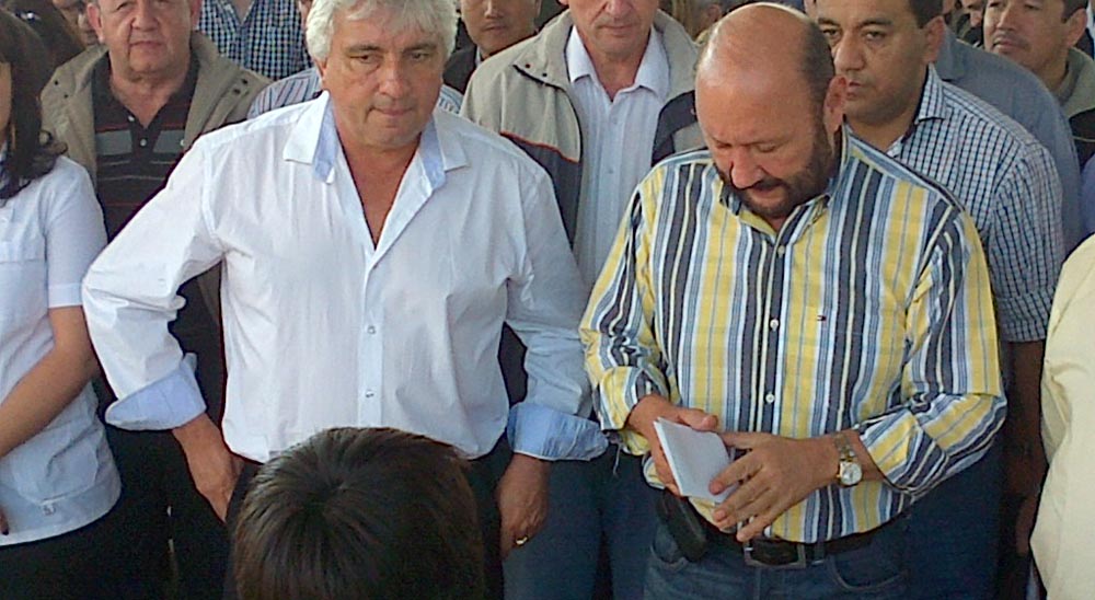 El gobernador recibe una carta de un joven de la zona.