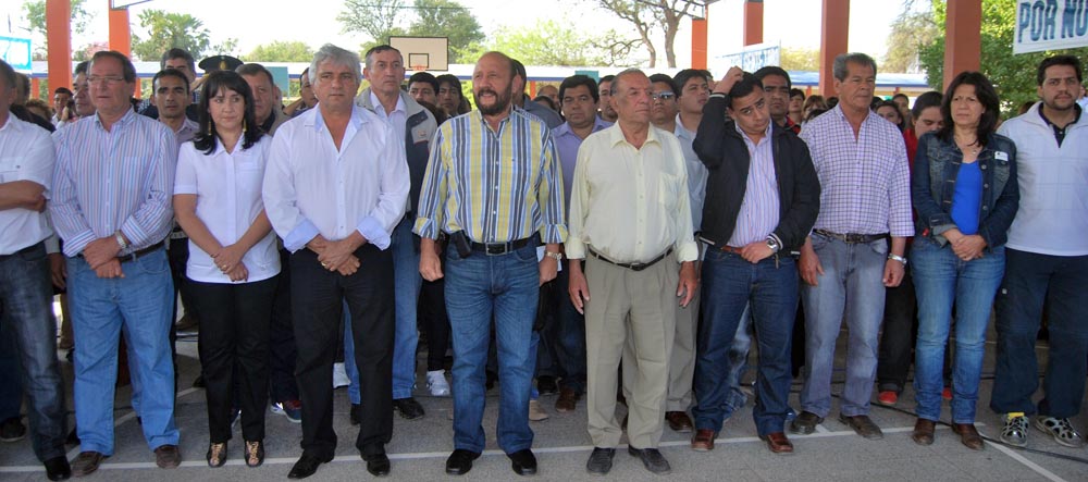 Insfrán, autoridades locales y miembros de su gabinete.