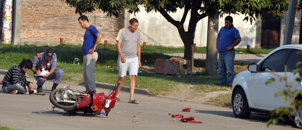 Mientras el policía pedía datos, NF sacó las fotos sin que se diera cuenta el uniformado.