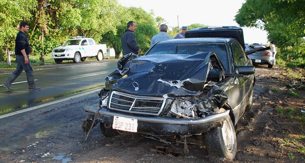 Este Mercedes Benz, estaba estacionado al costado de la ruta.