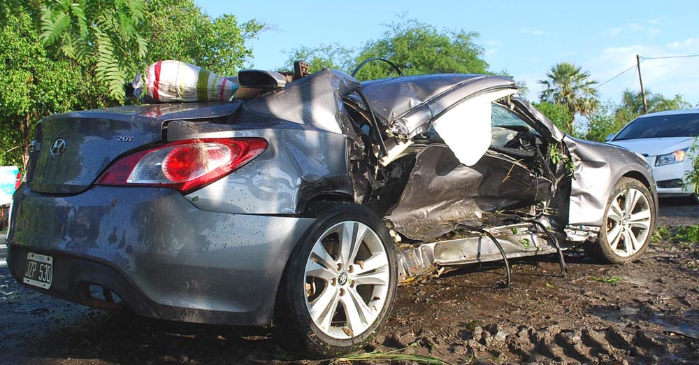 La mujer que viajaba en este auto, falleció.