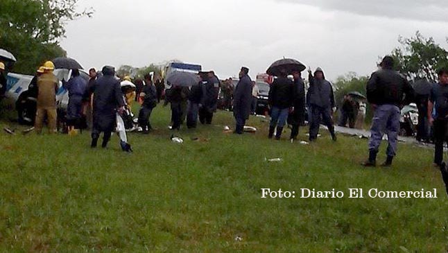 Un policía pide al ocasional fotógrafo que se retire del lugar.