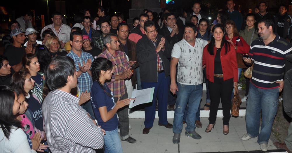 La reunión fue abierta rodeada de militantes.