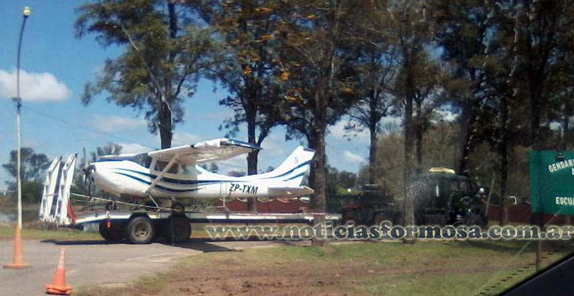 Un camión de GN intenta, entre los árboles, meter la aeronave bajo resguardo. Foto: Lector NoticiasFormosa.