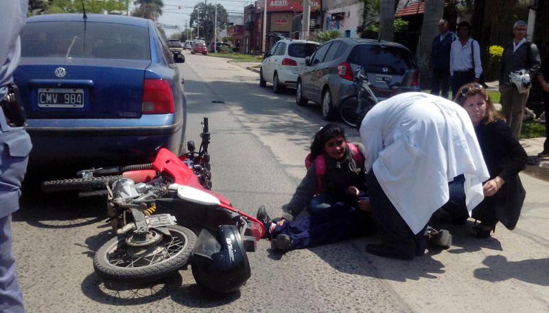 Una moto chocó a un auto de atrás: una nena recibió heridas