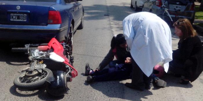 Una moto chocó a un auto de atrás: una nena recibió heridas
