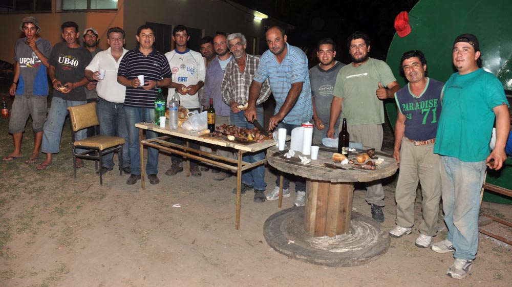 Antes del corte de cintas, "el corte de asado". Los trabajadores celebran el "fin de obra".