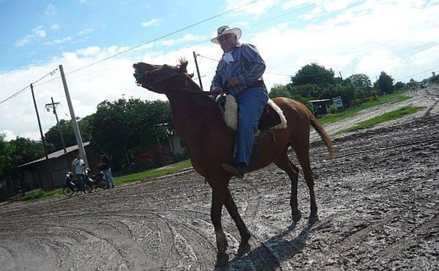 El "anunciador" Fermín se bajó de la 4x4 y se subió al caballo.