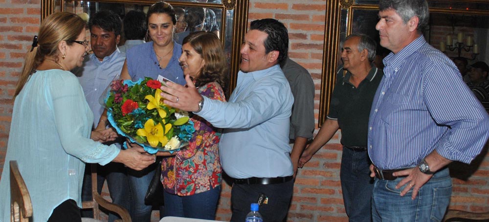 Adriana Bogado le envió flores y una carta a la diputada Camaño que vino a apoyar al frente opositor.