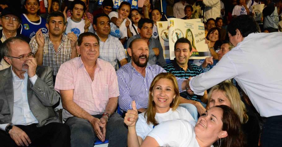 Insfrán rodeado del markenting y los flashes de Valores Ciudadanos.