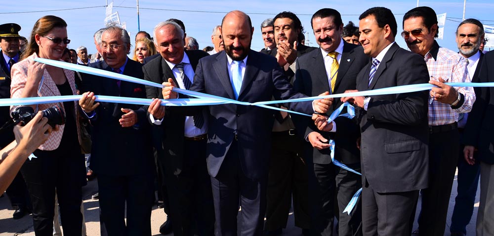 Insfrán haciendo lo que más le seduce: inaugurar.