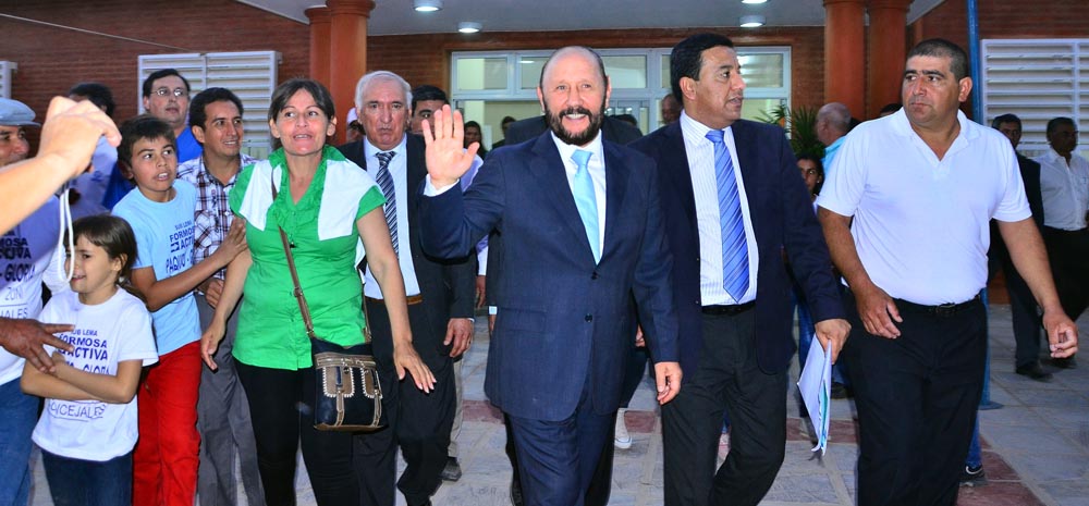 Insfrán "le pone el hombro a la campaña" y no se ahorra nada.