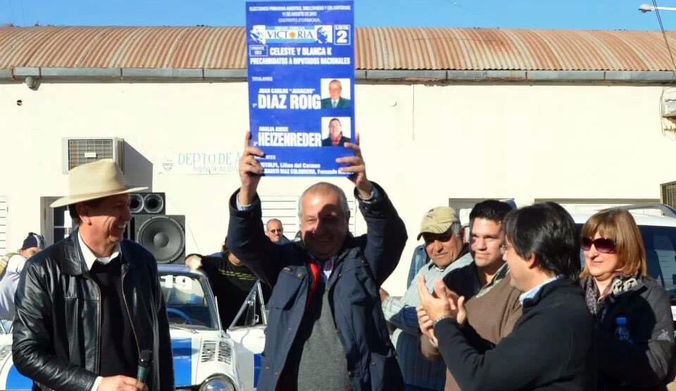 Juancho exhibe el famoso voto azul en El Colorado.