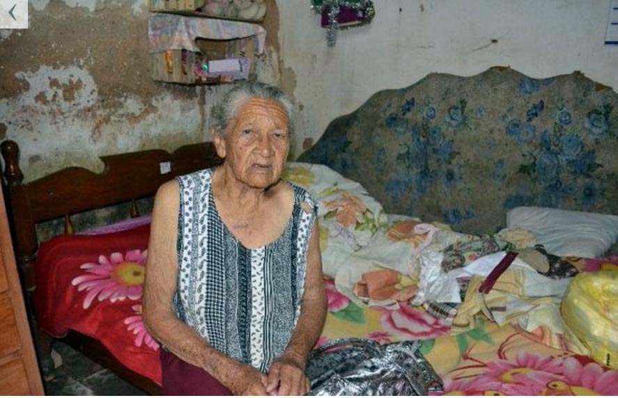 La abuela argentina en su humilde vivienda.