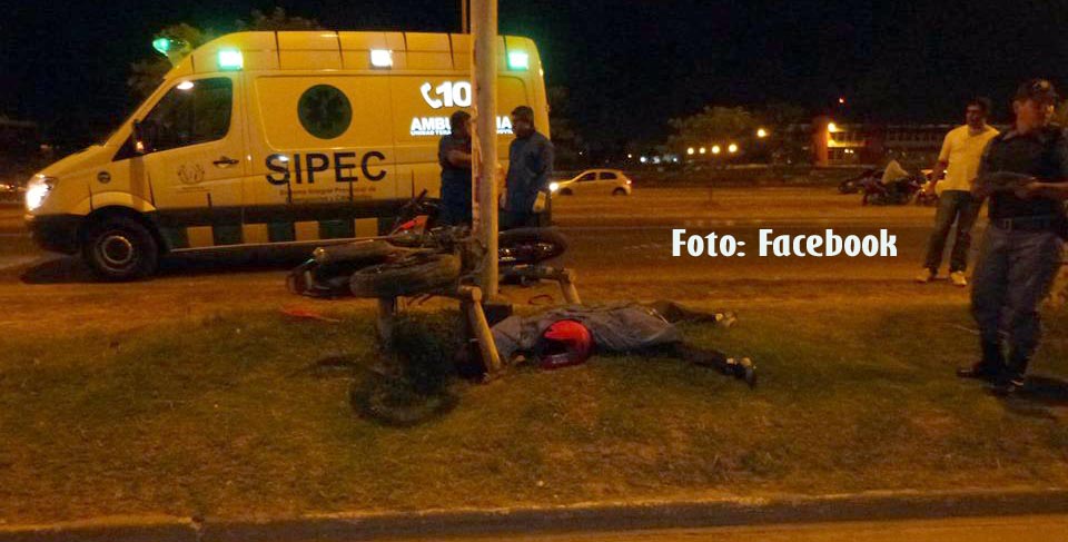 Terrible escena. El motociclista falleció de manera instantánea.