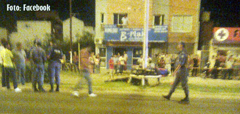 La motocicleta quedó incrustada en el poste de luz.