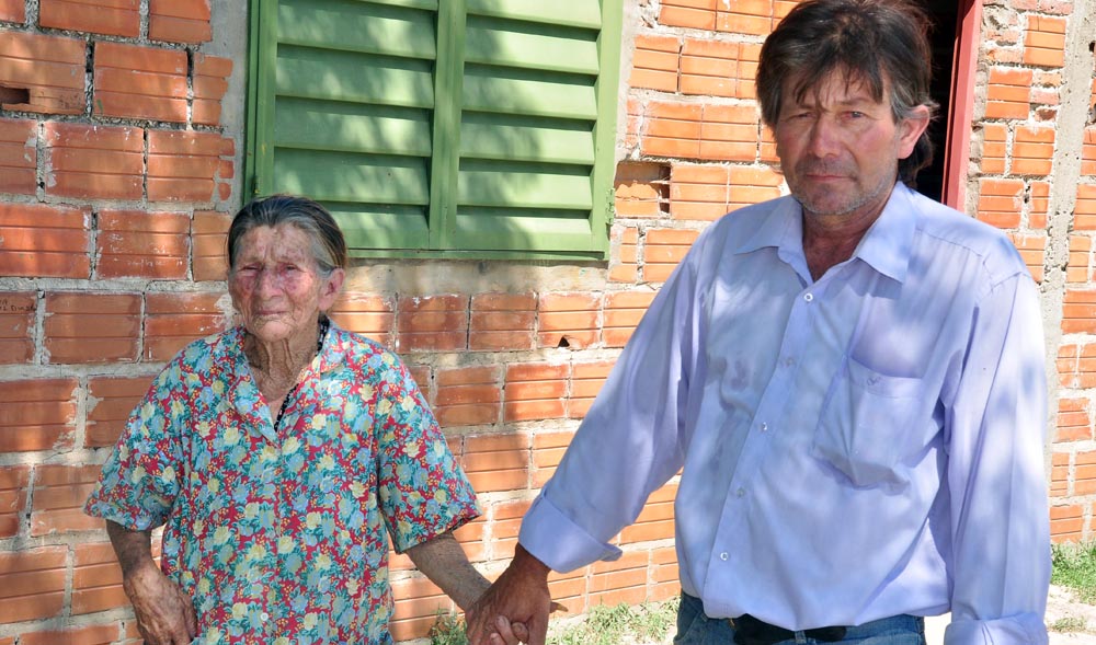 La abuela tiene 85 años. Aquí con su hijo.
