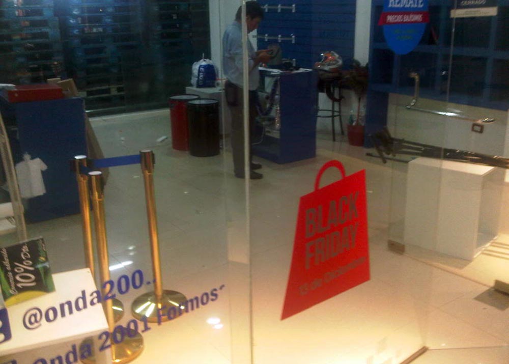 Algunos comercios vaciaron sus vidrieras.