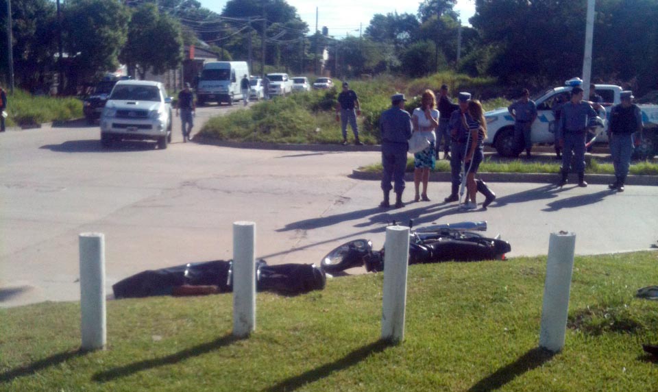 El cuerpo del motociclista quedó tendido en la avenida. (Foto: Tito Gandolfi)