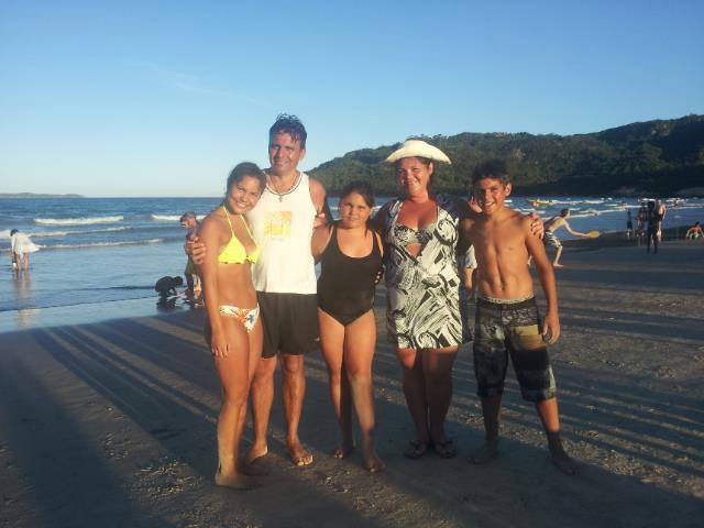 La familia Caja-Leòn en sus ùlitmas fotos en playas brasileras "subidas" al Facebook.