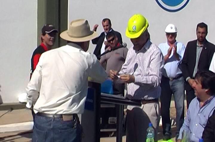El intendente de El Colorado entrega un "pedido" al ministro nacional.