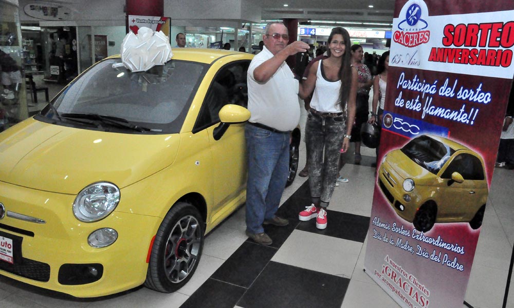 Jimena Cáceres hizo entrega dimbólica de las llaves del coche.