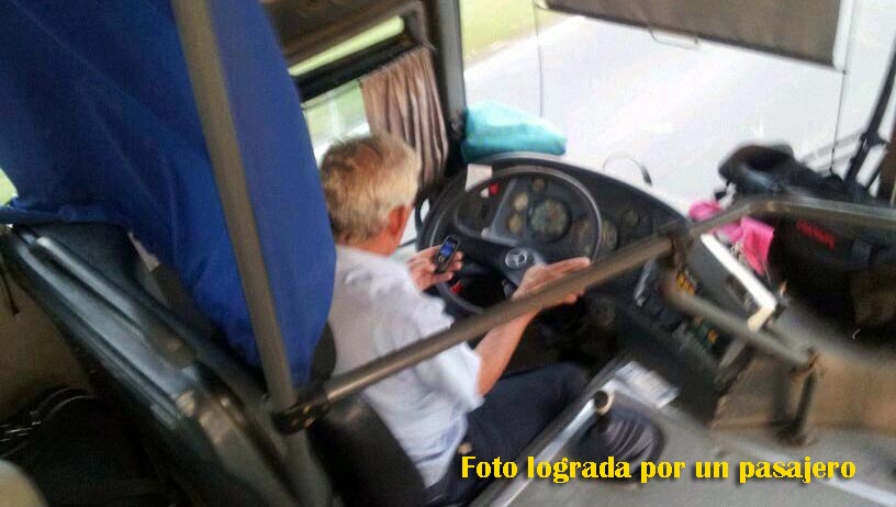 Irresponsable. Utiliza el celular mientras conduce un servicio de transporte.