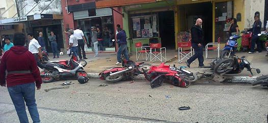 Remisero descompensado embistió autos y motos generando dos choques en cadena (video)