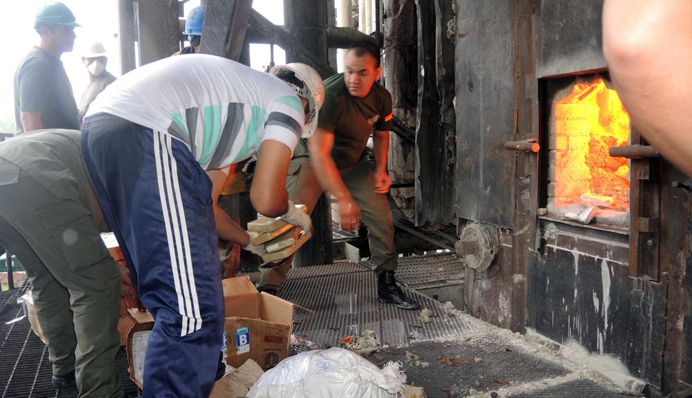 Gendarmes proceden a incinerar marihuana.