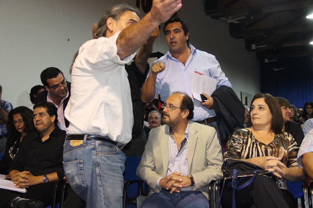 Escándalo atómico: sólo faltaron las piñas (video)