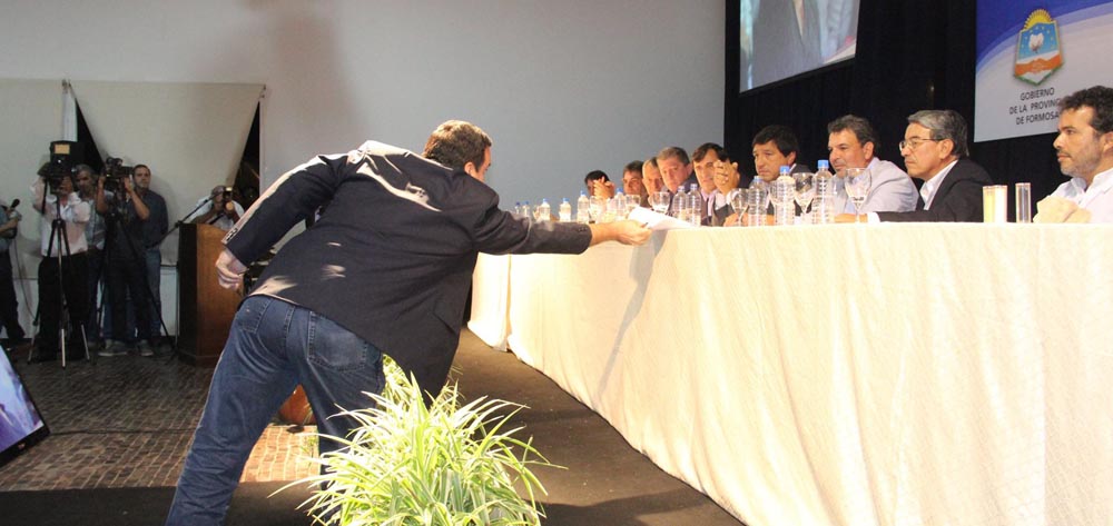 Escándalo atómico: sólo faltaron las piñas (video)