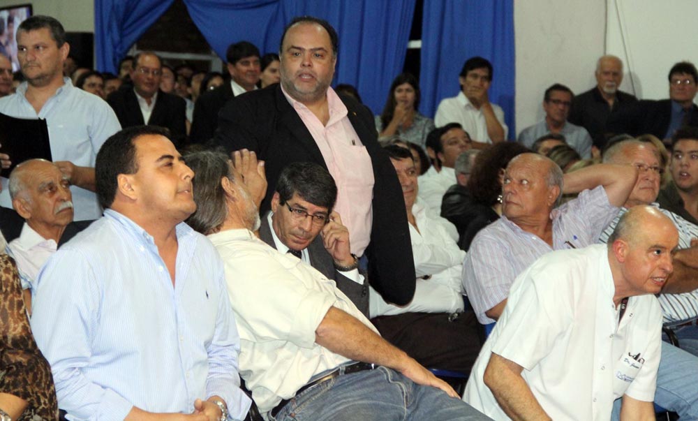 Escándalo atómico: sólo faltaron las piñas (video)