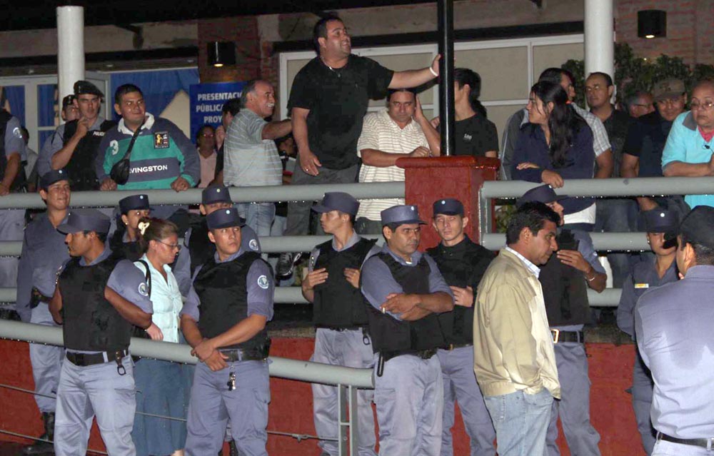 Escándalo atómico: sólo faltaron las piñas (video)