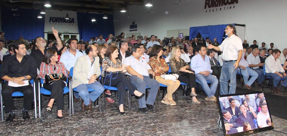 Escándalo atómico: sólo faltaron las piñas (video)