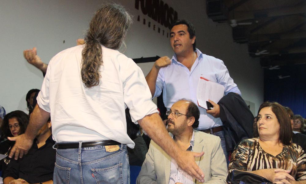 Escándalo atómico: sólo faltaron las piñas (video)