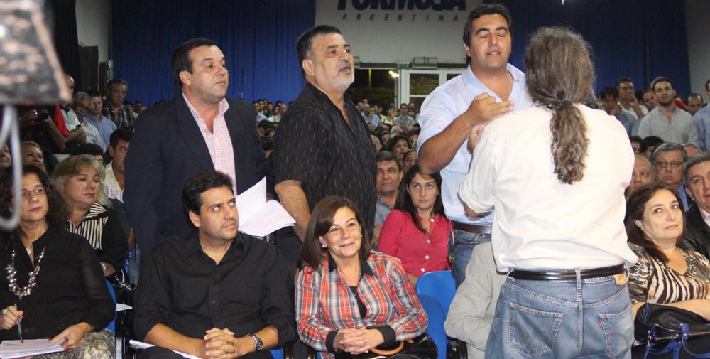 Escándalo atómico: sólo faltaron las piñas (video)