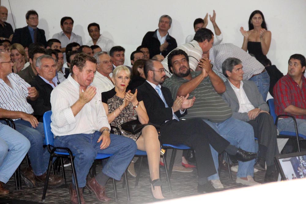 Escándalo atómico: sólo faltaron las piñas (video)