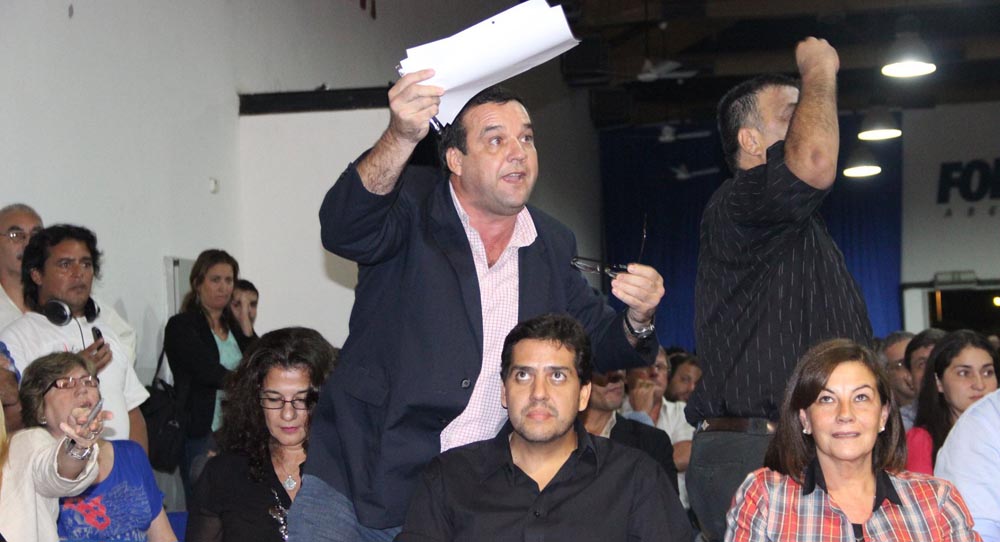 Escándalo atómico: sólo faltaron las piñas (video)