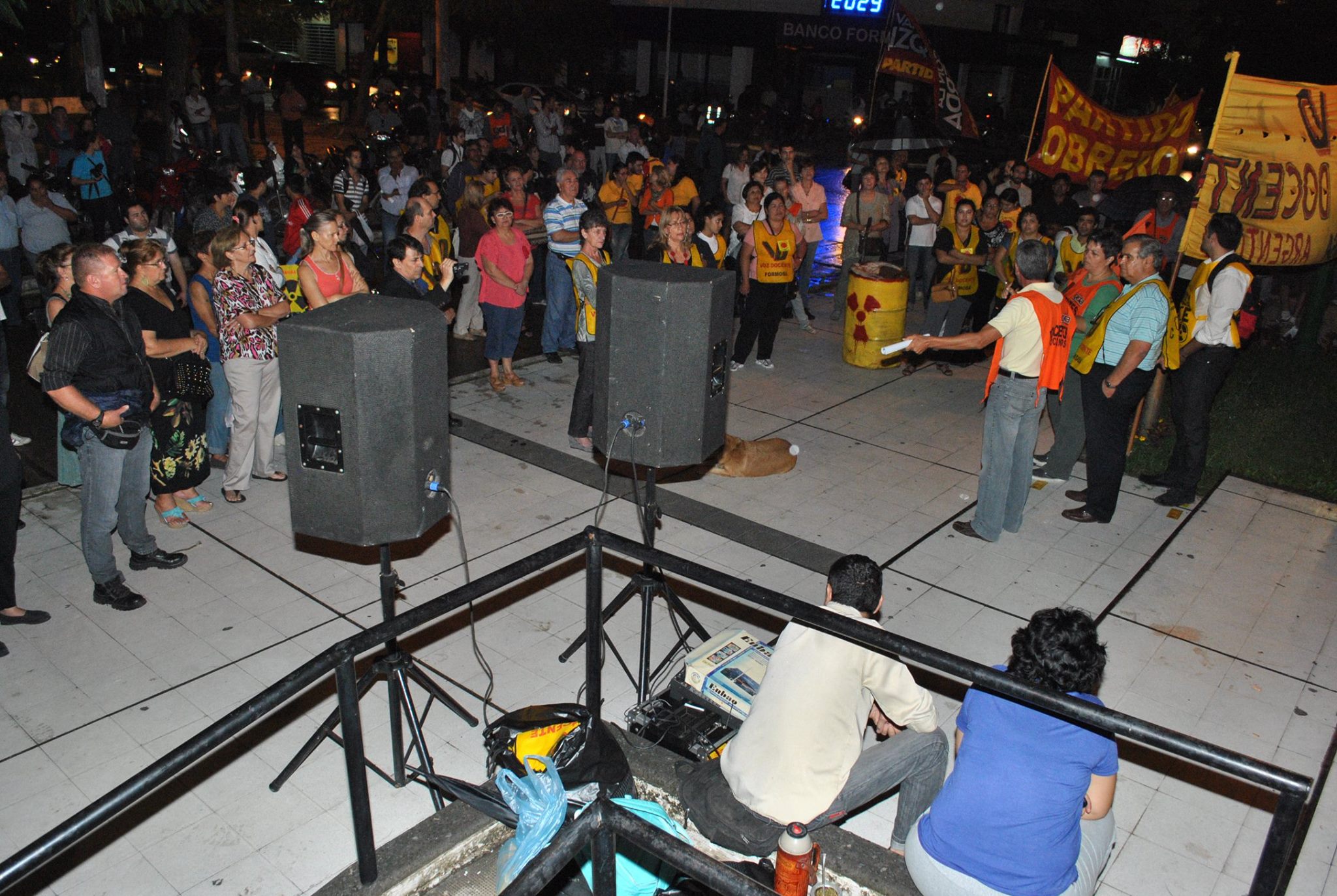 Escándalo atómico: sólo faltaron las piñas (video)