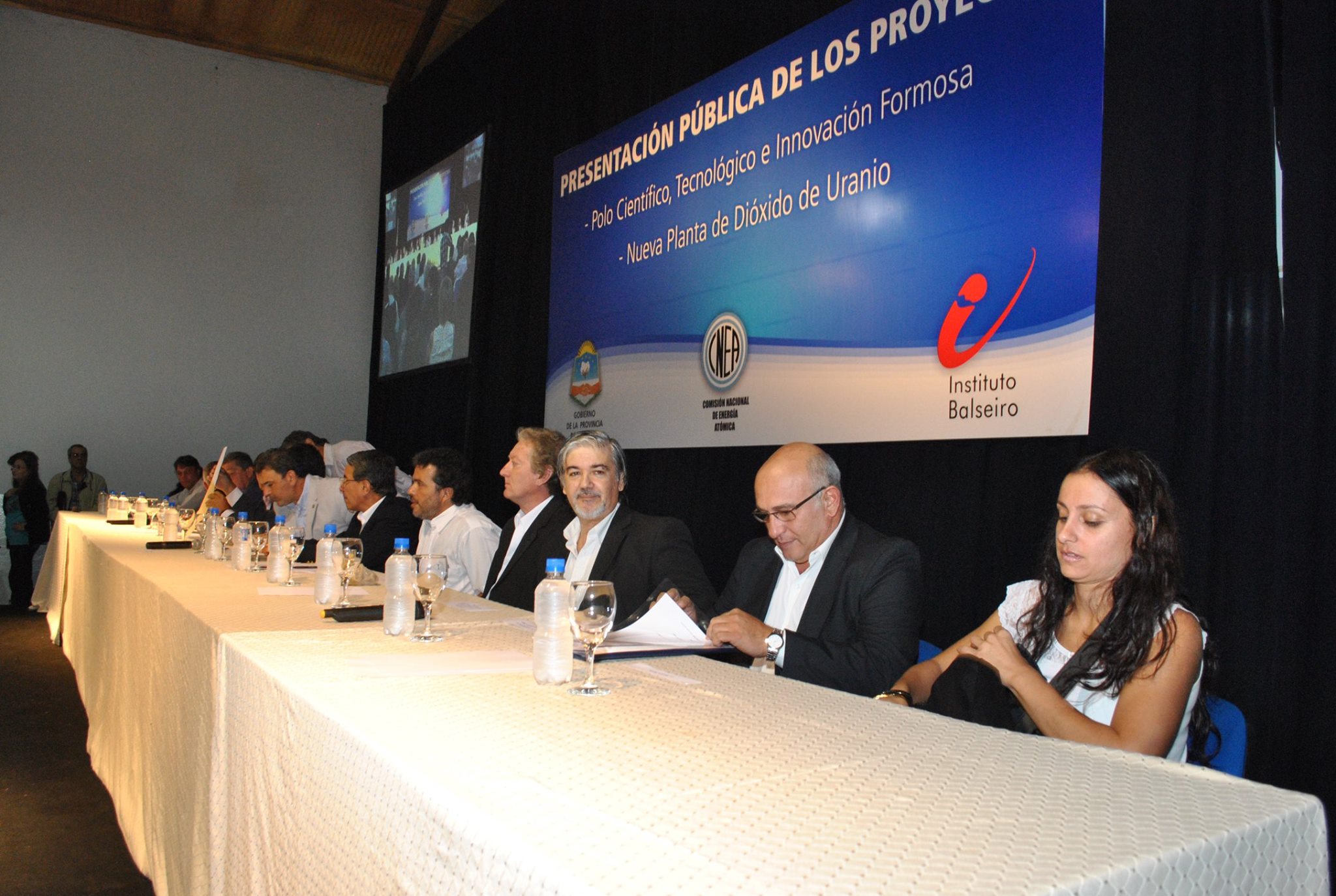 Escándalo atómico: sólo faltaron las piñas (video)