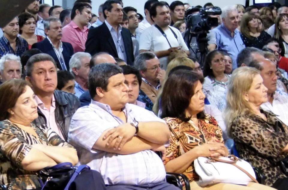 Funcionarios atienden las explicaciones de los disertantes. (Foto: La Ruta Producciones)