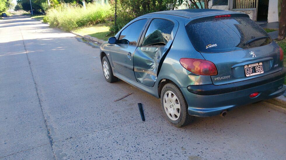 Uno de los autos chocados en la calle Zambrini al 300.
