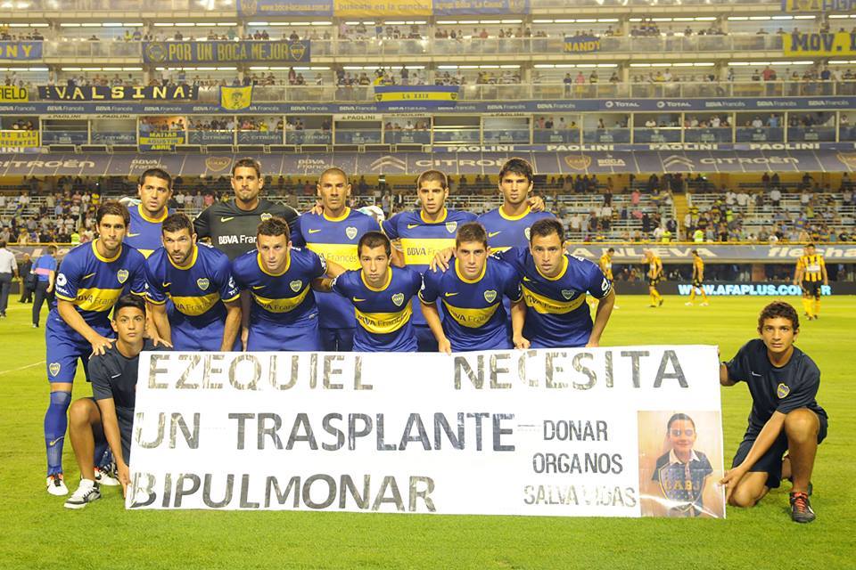 El plantel de Boca exhibió la bandera pidiendo solidaridad por el niño formoseño.