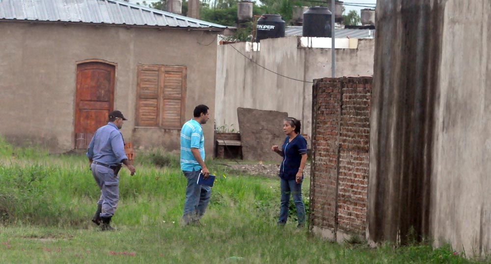 Investigadores recorren el lugar por donde habrían ingresado. La zona es muy oscura. Semanas atrás robaron a otro vecino.